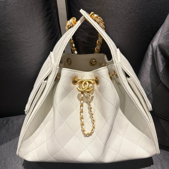 Classic CHANEL Bag: A Stylish and Versatile Choice for Elegance - Picture 1 of 6